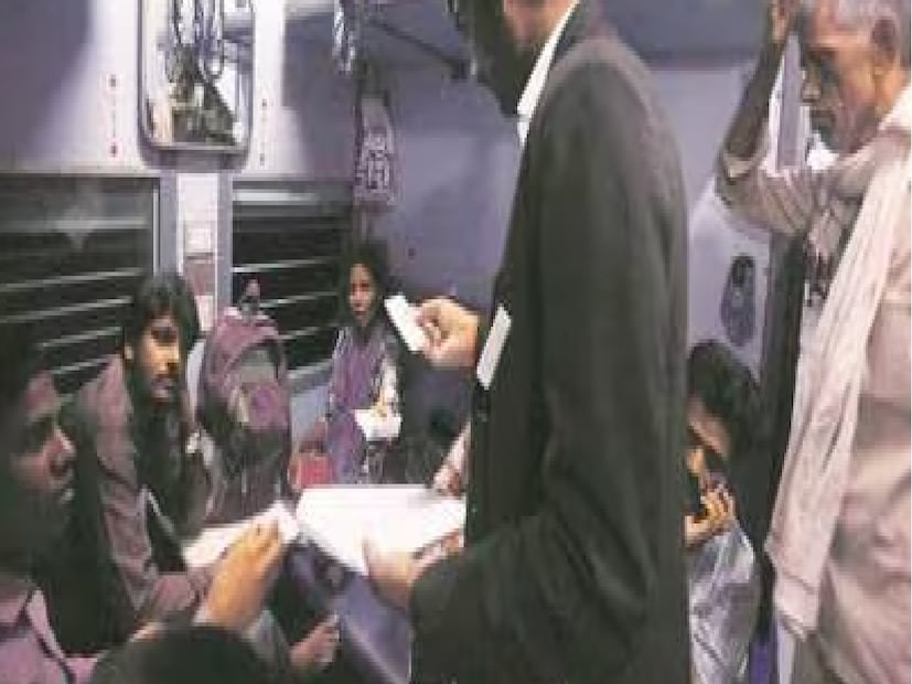 মহিলা ওই যাত্রীকে দেখে, টিটিই তাঁর কাছে তাঁর টিকিট চান। তবে, টিকিট না থাকা সত্ত্বেও, তিনি এতটুকু না দমে গিয়ে যা বলে বসেন তা শুনে মাথা ঘুরে যাওয়ার জোগাড় হয় ওই টিকিট পরীক্ষকের।