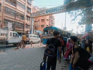 দমদমে বেহাল ট্রাফিক, চলছে ঝুঁকির পারাপার