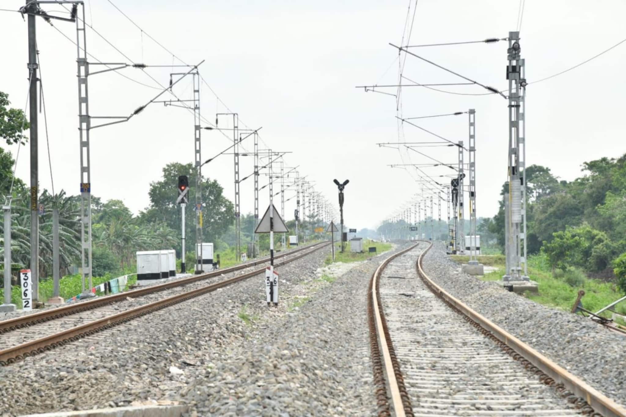 ১০০% বৈদ্যুতিকরণের লক্ষ্যমাত্রা, পূরণের দিকে এগোচ্ছে উত্তর পূর্ব সীমান্ত রেল 