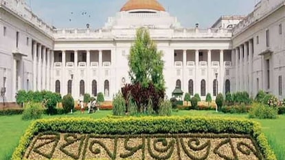 Assembly: প্রশ্নে অনীহা বিধায়কদের! উপস্থিতির হার নিয়েও ফের চর্চা বিধানসভার অন্দরে, পরিষদীয় রীতি শেখাচ্ছে দল Assembly: প্রশ্নে অনীহা বিধায়কদের! উপস্থিতির হার নিয়েও ফের চর্চা বিধানসভার অন্দরে, পরিষদীয় রীতি শেখাচ্ছে দল