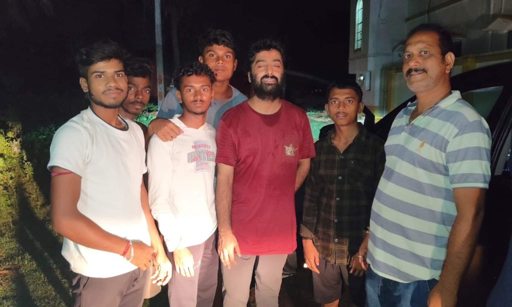 প্রতি গানে ২০ লক্ষ টাকা চার্জ! রাতে আউশগ্রামের জঙ্গলে অরিজিৎ সিং, চোখ কপালে সকলের