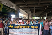 দাবি না মানা পর্যন্ত SSC ভবনের সামনে চলবে শিক্ষাকর্মীদের অবস্থান