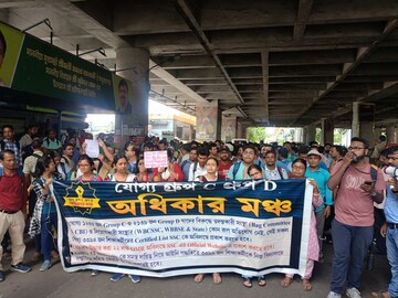 দাবি না মানা পর্যন্ত SSC ভবনের সামনে চলবে শিক্ষাকর্মীদের অবস্থান