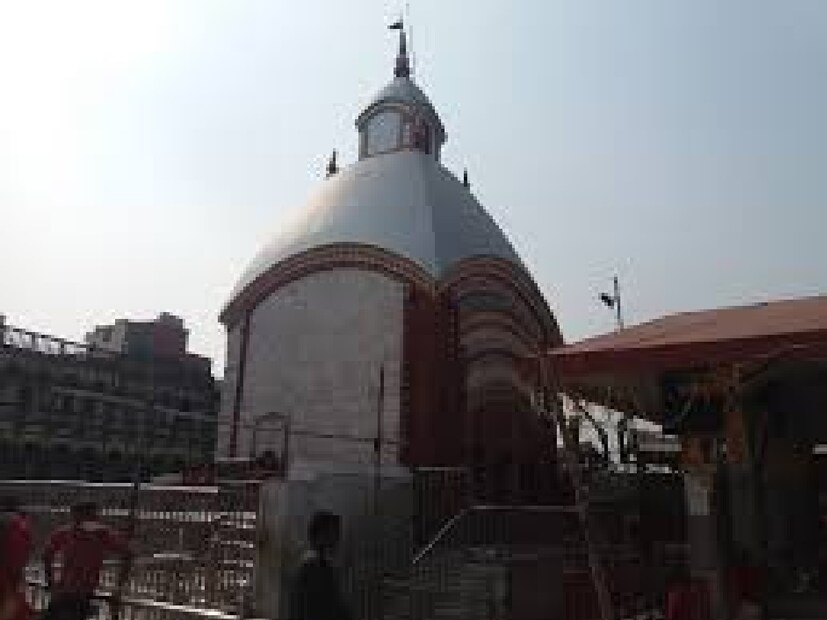 এরপরই তারাপীঠ জুড়ে উন্নয়ন কর্মযজ্ঞ শুরু হয়।কংক্রিটের জঙ্গল সরিয়ে মন্দির চত্বরে খোলামেলা পরিবেশ তৈরি হয়েছে।চওড়া রাস্তার দেখুরিয়া মোড়ের কাছে প্রায় দেড় কোটি টাকা ব্যয়ে মা তারার প্রতীকী মুর্তি বসিয়ে তোরণ নির্মাণ করা হয়, যা এলাকার মাইল স্টোনে পরিণত হয়।
