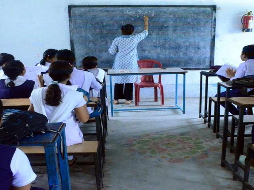 প্রসঙ্গত, গত বছর মার্চ মাসে মন্ত্রী চন্দ্রনাথ সিনহার বোলপুরের বাড়িতে তল্লাশি অভিযান চালিয়েছিল ইডি। তখন তিনি ছিলেন রাজ্যের  ক্ষুদ্র ও কুটির শিল্পমন্ত্রী। কেন্দ্রীয় বাহিনীর জওয়ানদের নিয়ে বাড়ি ঘিরে ফেলেছিলেন ইডি আধিকারিকরা। তখন মন্ত্রী বাড়িতে ছিলেন না। তাঁর পরিবারের কাছ থেকে কিছু তথ্য জানতে চেয়েছিলেন কেন্দ্রীয় গোয়েন্দারা।