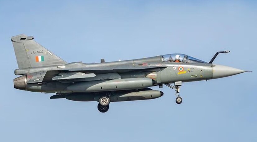 Tejas MKII একটি ৪.৫ প্রজন্মের যুদ্ধবিমান: ভারতীয় বিমান বাহিনীর চাহিদার কথা মাথায় রেখে Tejas প্রকল্প শুরু করেছিল HAL। প্রাথমিক পর্যায়ে অনেক বিলম্ব হয়েছিল, কিন্তু এখন এটি পূর্ণ গতি পেয়েছে। সরকার দেশীয় প্রযুক্তির উপর ভিত্তি করে যুদ্ধবিমান তৈরির উপর আরও জোর দিচ্ছে। তেজস MKII যুদ্ধবিমান হতে চলেছে ভারতের প্রথম বিমান, যা ২০২৬ সালের মধ্যেই অত্যাধুনিক GaN AESA র&#x200d;্যাডারের সাহায্যে উড়তে পারবে। এই ব়্যাডারের আর একটি বৈশিষ্ট্য হল- এটি দ্রুত গরম হয় না। ফলে এর কাজের মেয়াদ উল্লেখযোগ্য ভাবে বেড়ে যায়। এদিকে Su-30MKI-এও GaN AESA ব়্যাডার ইনস্টল করার প্রক্রিয়া শুরু হচ্ছে। যার ফলে শীঘ্রই ভারতীয় বিমান বাহিনীতে GaN AESA র&#x200d;্যাডার দ্বারা সজ্জিত একটি বড় বহর থাকতে চলেছে। (File Photo)