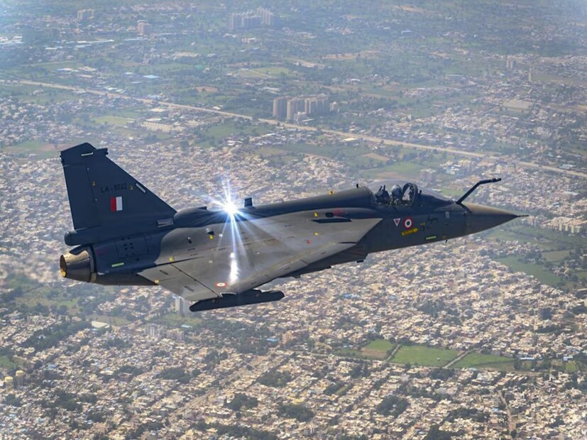ডিআরডিও পরবর্তীতে Tejas MKIA যুদ্ধবিমানকে GaN ভিত্তিক AESA র&#x200d;্যাডারের মাধ্যমে সজ্জিত করবে। Tejas Mk-2A এবং Tejas Mk-1A ফাইটার জেটে GaN ভিত্তিক র&#x200d;্যাডার ইন্টিগ্রেট করার প্রক্রিয়া শীঘ্রই শুরু হবে। এই কাজটি ২০২৬ সালের মধ্যে সম্পন্ন করার পরিকল্পনা গ্রহণ করা হয়েছে। একইসঙ্গে ২০৩৩ সালের মধ্যে Rafale-এর F-5 ভ্যারিয়েন্টে GaN ভিত্তিক র&#x200d;্যাডার ইনস্টল করার পরিকল্পনা রয়েছে। ফলে Rafal যুদ্ধবিমানটি এই ক্ষেত্রে স্বদেশী Tejas যুদ্ধবিমানের তুলনায় পিছিয়ে থাকবে। ভারত এর নাম দিয়েছে Uttam AESA ব়্যাডার। স্বদেশী Uttam AESA র&#x200d;্যাডারে ৯১২টি ট্রান্সমিট রিসিভ মডিউল থাকবে, সেখানে Rafale মাত্র ৮৩৮টি TRM থাকবে। (File Photo)