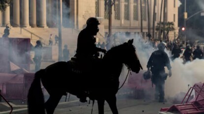 অবৈধ অভিবাসন নিয়ে উত্তাল আমেরিকা, লস অ্যাঞ্জেলেসে কারফিউ! হিংসার আগুন ছুঁয়ে ফেলল শিকাগো, ওয়াশিংটন, ট্রাম্প বললেন, 'বিদেশি শত্রুর হামলা...' অবৈধ অভিবাসন নিয়ে উত্তাল আমেরিকা, লস অ্যাঞ্জেলেসে কারফিউ! হিংসার আগুন ছুঁয়ে ফেলল শিকাগো, ওয়াশিংটন, ট্রাম্প বললেন, 'বিদেশি শত্রুর হামলা...'