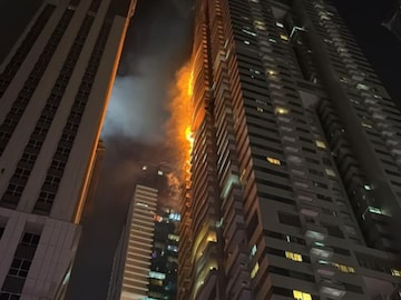 Dubai Marina Fire Accident: দুবাই-এর অত্যাধুনিক বহুতলে বিধ্বংসী আগুন, বিরাট ক্ষতির আশঙ্কা! নিরাপদে ৩,৮২০ জন বাসিন্দা… Dubai Marina Fire Accident: দুবাই-এর অত্যাধুনিক বহুতলে বিধ্বংসী আগুন, বিরাট ক্ষতির আশঙ্কা! নিরাপদে ৩,৮২০ জন বাসিন্দা…