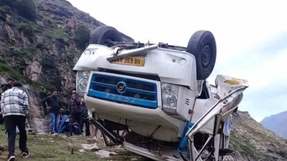 ঘুরতে গিয়েছিলেন ২৩ জন পর্যটক, পাহাড় থেকে নিচে পড়ে যায় ট্র্যাভেলার! ২ জনের মৃত্যু ঘুরতে গিয়েছিলেন ২৩ জন পর্যটক, পাহাড় থেকে নিচে পড়ে যায় ট্র্যাভেলার! ২ জনের মৃত্যু