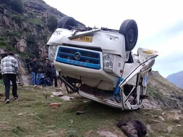 Accident: ঘুরতে গিয়েছিলেন ২৩ জন পর্যটক, পাহাড় থেকে নিচে পড়ে যায় ট্র্যাভেলার! ২ জনের মৃত্যু