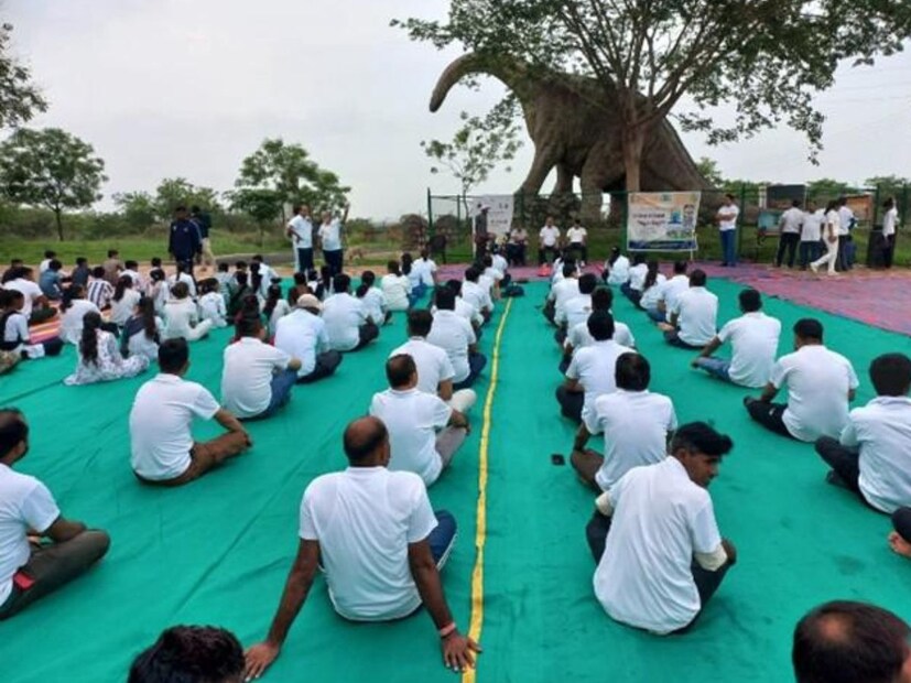 খনিজ মন্ত্রকের অধীনস্থ ভূতাত্ত্বিক সমীক্ষা বিভাগ (GSI) আজ ১১তম আন্তর্জাতিক যোগ দিবস (IDY 2025) উদযাপন করল সারা দেশ জুড়ে উচ্ছ্বাস ও সক্রিয় অংশগ্রহণের মাধ্যমে। এই বছরের থিম ছিল – “Yoga for One Earth, One Health”, যার মাধ্যমে GSI তাদের সামগ্রিক সুস্থতা, পরিবেশ সচেতনতা ও ভূবৈজ্ঞানিক সচেতনতার প্রতিশ্রুতি তুলে ধরেছে।