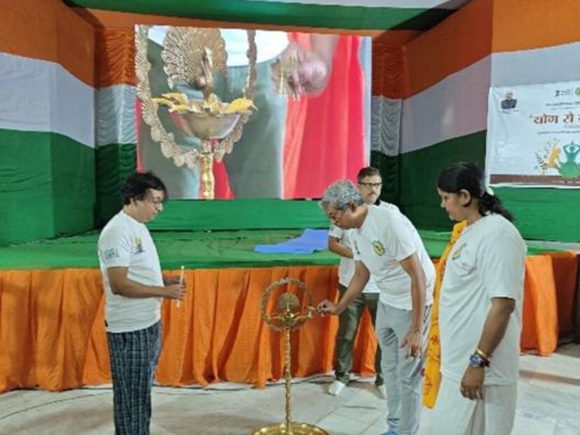 GSI-এর কেন্দ্রীয় সদর দপ্তর কলকাতায়, সংস্থার মহাপরিচালক শ্রী অসিত সাহা অনুষ্ঠানটির উদ্বোধন করেন এক নির্দেশিত যোগ সেশনের মাধ্যমে, যা পরিচালনা করেন প্রশিক্ষিত যোগ অনুশীলকরা। বক্তব্য রাখতে গিয়ে শ্রী সাহা বলেন, “যোগ আমাদের মনোযোগ, স্থিরতা এবং মানসিক স্থৈর্যকে উন্নত করে, যা বিজ্ঞান ও ব্যক্তিগত উন্নতির জন্য অত্যন্ত প্রয়োজনীয়।”