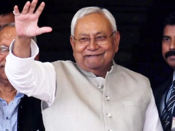 ভোটের আগেই বড় ঘোষণা নীতিশের! বাড়ল বিধবা, বয়স্কদের ভাতা, ছিল ৪০০, এখন কত হল?