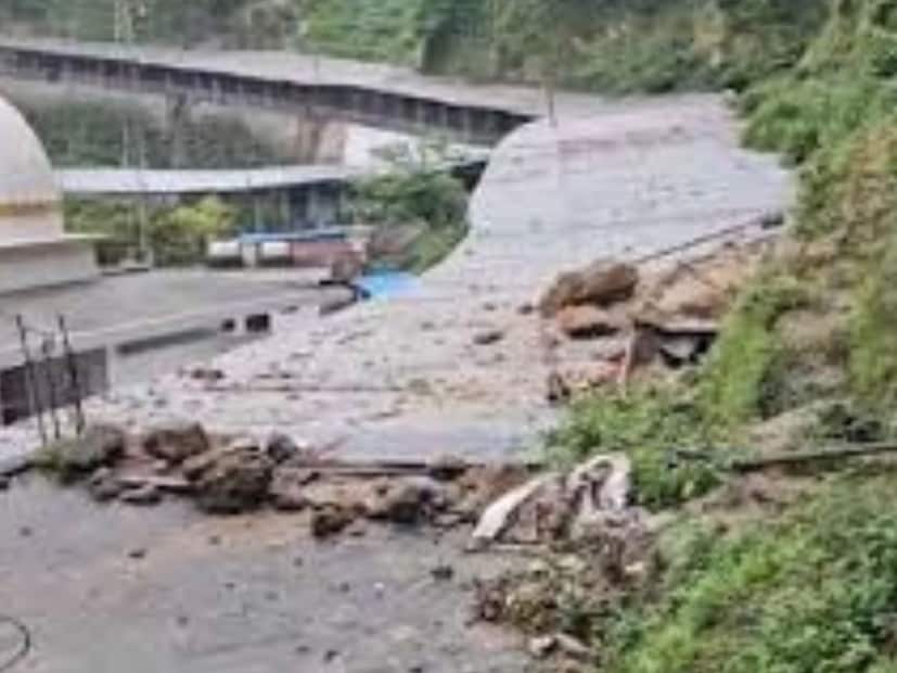 এর ফলে ওই পথে চলা ব্যাটারি কার সার্ভিস, হেলিকপ্টার ও কেবল কার পরিষেবা বন্ধ করে দেওয়া হয়েছে। যদিও মূল ঐতিহ্যবাহী পায়ে হেঁটে যাওয়ার পথ এখনও খোলা রয়েছে এবং ভক্তরা সেই পথ ধরেই মায়ের দর্শনে এগিয়ে চলেছেন।
