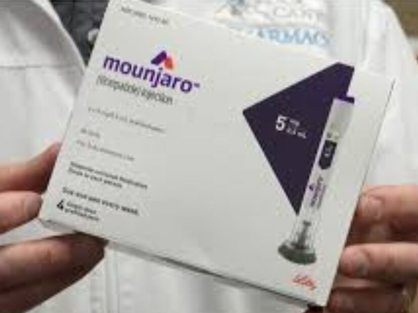 ডেনমার্কের ওষুধ সংস্থা Novo Nordisk ভারতে ভিগোভি লঞ্চ করেছে। এর আগেই ওজন কমানোর ওষুধ মাউনজারো (Mounjaro) ভারতে এসেছিল। বিশ্বের নানা দেশে এই দুই ওষুধ নিয়ে আলোড়ন চলছে। কিন্তু দাম এতটাই বেশি যে সাধারণ মানুষ চাইলেও কিনতে পারছেন না। বর্তমানে বিশ্বে প্রায় ১০০ কোটির বেশি মানুষ স্থূলতার সমস্যায় ভুগছেন। ভারতে পরিস্থিতি আরও জটিল কারণ বেশিরভাগ মানুষের পেটের কাছে চর্বি জমে, যা আরও বিপজ্জনক।