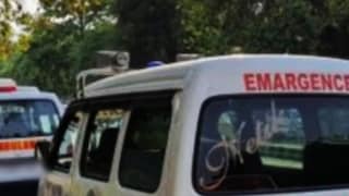 ভেতরে অন্তঃসত্ত্বা রোগী, হঠাত্‍ রাস্তায় পড়ল গাছের গুঁড়ি...অ্যাম্বুলেন্স থামিয়ে টাকা, গয়না লুট! মারাত্মক কাণ্ড