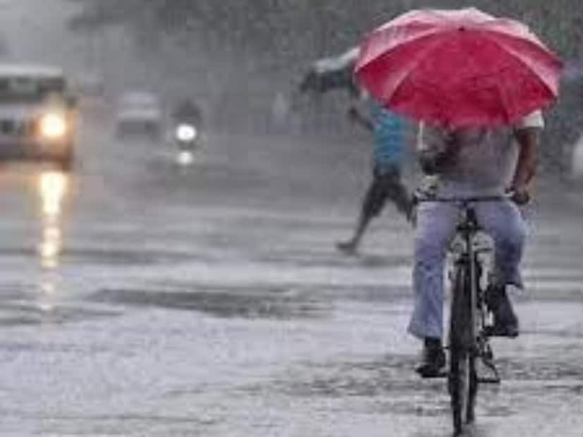 ভারী বৃষ্টি হতে পারে দক্ষিণের একাধিক জেলায়। তার উপর এই সপ্তাহেই বঙ্গে বৃষ্টি প্রবেশ করছে। যার ফলে তাপমাত্রা দুই থেকে চার ডিগ্রি কমতে পারে। একটানা বৃষ্টির ফলে বেশ অনেকটাই স্বস্তি মিলবে, এমনটাই আশাবাদী আবহাওয়াবিদরা।