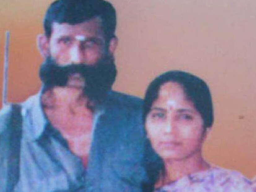 বড় গোঁফ, সেটাই ছিল বীরাপ্পনের পরিচয়। তাঁর স্ত্রী মুথুলক্ষ্মী স্বামীর সেই গোঁফ ভীষণ পছন্দ করতেন। আর সারা দেশের কাছে বীরাপ্পনের সেই গোঁফ জনপ্রিয় হয়ে উঠেছিল একটা সময়। 