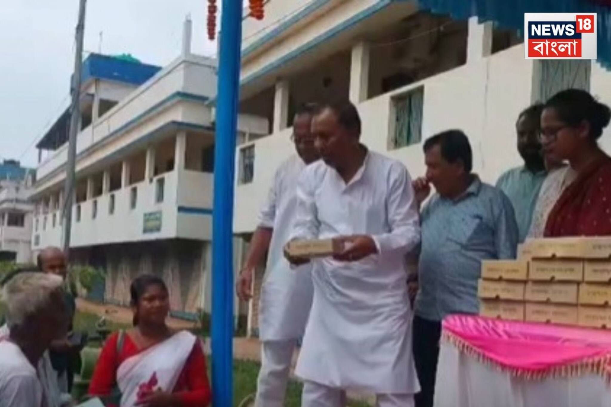 শুরু হয়ে গেল দিঘা জগন্নাথ মন্দিরের বিশেষ প্রসাদ বিতরণ,প্যাড়া-গজা পেয়ে খুশি সাধারণ মানুষ