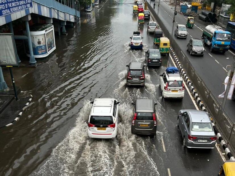 আজ, মঙ্গলবার দিনভর মেঘলা আকাশের সম্ভাবনা। বৃষ্টিতে রাতের তাপমাত্রা কমেছে। আজ, মঙ্গলবার দিনের তাপমাত্রা ও স্বাভাবিকের নীচে চলে যাবে। আজ, মঙ্গলবার ও আগামিকাল, বুধবার ভারী বৃষ্টির সম্ভাবনা। দিনভর দফায় দফায় বজ্রবিদ্যুৎ-সহ হালকা থেকে মাঝারি বৃষ্টি হবে। একনাগাড়ে বৃষ্টিতে কিছুটা স্বস্তি। তবে বৃষ্টি কমলে অস্বস্তি থাকবে।