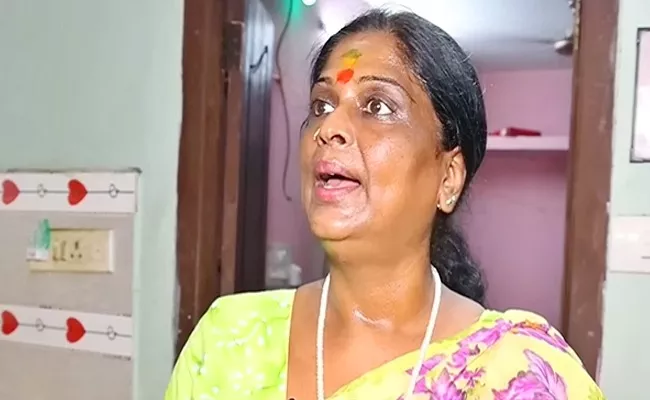 ভাসুগি বলেন, যতদিন জয়ললিতা বেঁচে ছিলেন, তিনি কোনও সমস্যার সম্মুখীন হননি, কিন্তু তাঁর মৃত্যুর পর পরিস্থিতি সম্পূর্ণ বদলে গেছে। তিনি বলেন, এখন বেঁচে থাকা কঠিন হয়ে পড়েছে এবং কখনও কখনও তিনি ভিক্ষাও করতে প্রস্তুত।