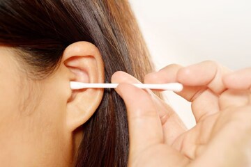 কানে হলুদ ময়লার স্তর পড়েছে, ভয়ঙ্কর দুর্গন্ধ! ঘরে বসে পরিষ্কার করুন কানের ময়লা, রইল ৩ টিপস কানে হলুদ ময়লার স্তর পড়েছে, ভয়ঙ্কর দুর্গন্ধ! ঘরে বসে পরিষ্কার করুন কানের ময়লা, রইল ৩ টিপস