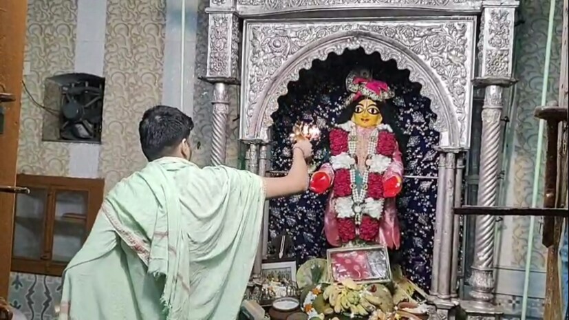 নদিয়ার নবদ্বীপে ধামেশ্বর মহাপ্রভু মন্দিরে মহাপ্রভু গৌরাঙ্গদেবকে পূজিত করা হয় ‘জামাই’ রূপে বহুদূরান্ত থেকে ভক্তরা আসেন ভগবানের দর্শন করতে এবং প্রসাদ গ্রহণ করতে। শ্রী চৈতন্য ভূমি তথা মন্দির নগরী নবদ্বীপে আবির্ভাব হন চৈতন্য মহাপ্রভু আজ থেকে ৫০০ বছরেরও বেশি সময়ের আগে। সারা বছর ধরেই মহাপ্রভুর কোনও না কোনও অনুষ্ঠান লেগেই থাকে নবদ্বীপ ধামে। ঠিক তেমনই মহাপ্রভুর স্ত্রী ছিলেন বিষ্ণুপ্রিয়া দেবী সেই পরিবারের সদস্যরাই আজও জামাইয়ের রূপে পুজো করে আসছেন শ্রী চৈতন্য মহাপ্রভুর।