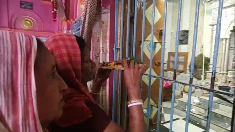 এদিন সকাল থেকেই শুরু হয়েছে সেই বিশেষ পুজো। প্রতি বছরের মতো এবারও মহাপ্রভুর জন্য প্রস্তুত করা হয়েছে পঞ্চব্যাঞ্জন-সহ নানা পদ: শাক, থোড়, মোচা, শুক্তো, ডাল, ছানার ধোঁকা, পনির ডালনা ও জামাই ষষ্ঠী স্পেশ্যাল আম-দই-ক্ষীর।