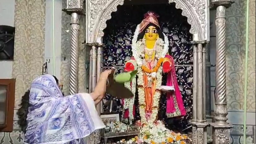 অনেকেই তালপাতার পাখা ও সাজা পান সহকারে আসেন মঙ্গল কামনায় পুজো দিতে। এই রীতি কয়েকশো বছর ধরে চলমান এবং নবদ্বীপবাসীর কাছে এই দিনটি হয়ে ওঠে মহাপ্রভুকে ‘জামাইরাজা’ হিসেবে বরণ করার এক উৎসবমুখর দিন।