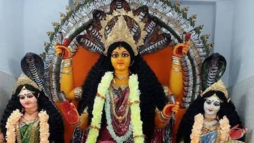গঙ্গা দশহরা তিথিতে মনসাপুজো এবং অরন্ধনরীতিও পালিত হয়৷ বছরে একাধিক তিথিতে মনসাপুজো করা হয়৷ সেগুলির মধ্যে গঙ্গা দশেরা অন্যতম৷ এই পুণ্যদিনে গঙ্গাস্নান ও দানধ্যান অত্যন্ত গুরুত্বপূর্ণ৷ সহজেই পুণ্য লাভ করা যায়৷ তবে এই তিথিতে কী খাবেন, কী খাবেন না-সে বিষয়েও কিছু তথ্য পালন করে চলতে হবে৷