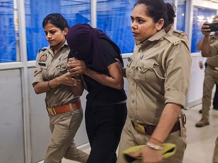 ৯ জুন ভোরে উত্তর প্রদেশের গাজীপুরে 'আন্ডারগ্রাউন্ডে' যাওয়ার এবং ফের প্রকাশ্যে হাজির হওয়ার আগে, রাজার পরিবারের সদস্যদের সঙ্গে সোনমের এটিই ছিল শেষ কথোপকথন এমনটাই মনে করা হচ্ছে। বলে মনে করা হচ্ছে, যার পরে তাকে হেফাজতে নেওয়া হয়েছিল।