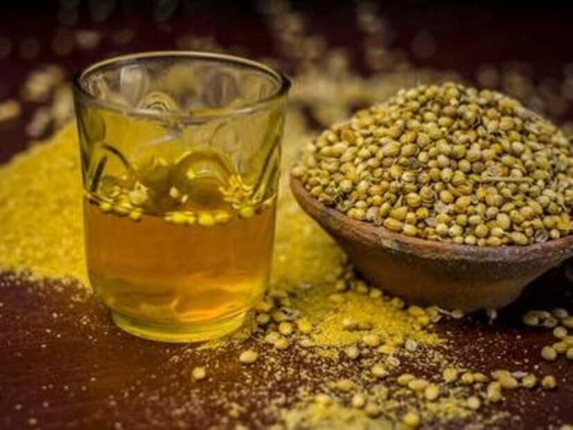 গুঁড়ো তৈরি করতে আপনার চারটি গুরুত্বপূর্ণ বীজের প্রয়োজন হবে: জোয়ান, মৌরি, জিরা এবং মেথি বীজ। এই চারটি বীজ সমান পরিমাণে নিন এবং কম আঁচে হালকা করে ভাজুন। বীজগুলো পুরোপুরি ঠান্ডা হয়ে গেলে, মিক্সারে রেখে ভাল করে পিষে নিন। এতে আপনার ওজন কমানোর পাউডার প্রস্তুত হয়ে যাবে। এটি একটি বায়ুরোধী পাত্রে সংরক্ষণ করুন। 