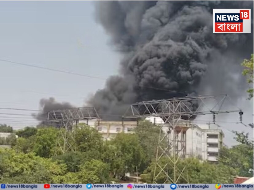 ভেঙে পড়ার পরেই বিমানটিতে আগুন ধরে যায়। ঘটনাস্থলে গিয়েছে দমকলের অন্তত সাতটি ইঞ্জিন। 