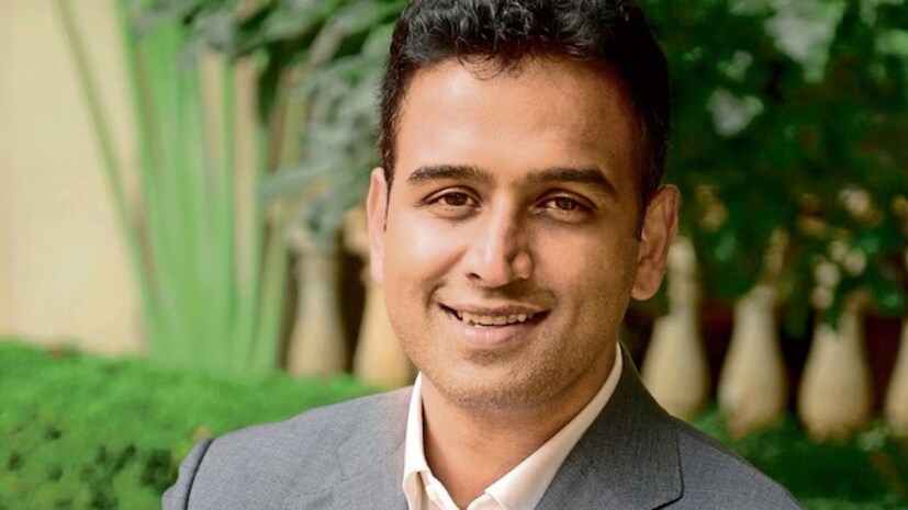 সোশ্যাল মিডিয়া প্ল্যাটফর্ম X-এ শেয়ার করা একটি পোস্টে কামাত লিখেছেন, 'মানুষ প্রায়ই আমার কাছে স্টক টিপস বা ধনী হওয়ার কোনও উপায় জানতে চায়। কিন্তু এটা সত্যি যে ধনী হওয়ার কোনও শর্টকাট নেই। এর জন্য আপনাকে ভাল অভ্যাস অনুসরণ করতে হবে এবং ধৈর্য ধরতে হবে।' Representative Image