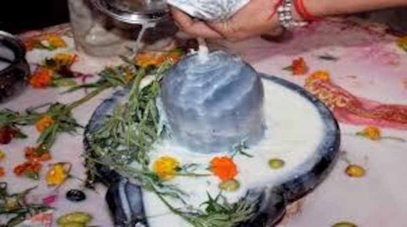 আষাঢ় মাসের প্রথম সোমবার তাৎপর্যপূর্ণ৷ বলছেন জ্যোতিষ বিশারদ চক্রপাণি ভাট৷ এই দিন ভক্তি ও নিষ্ঠা ভরে বাবা মহাদেবের পুজো সম্পন্ন করুন৷