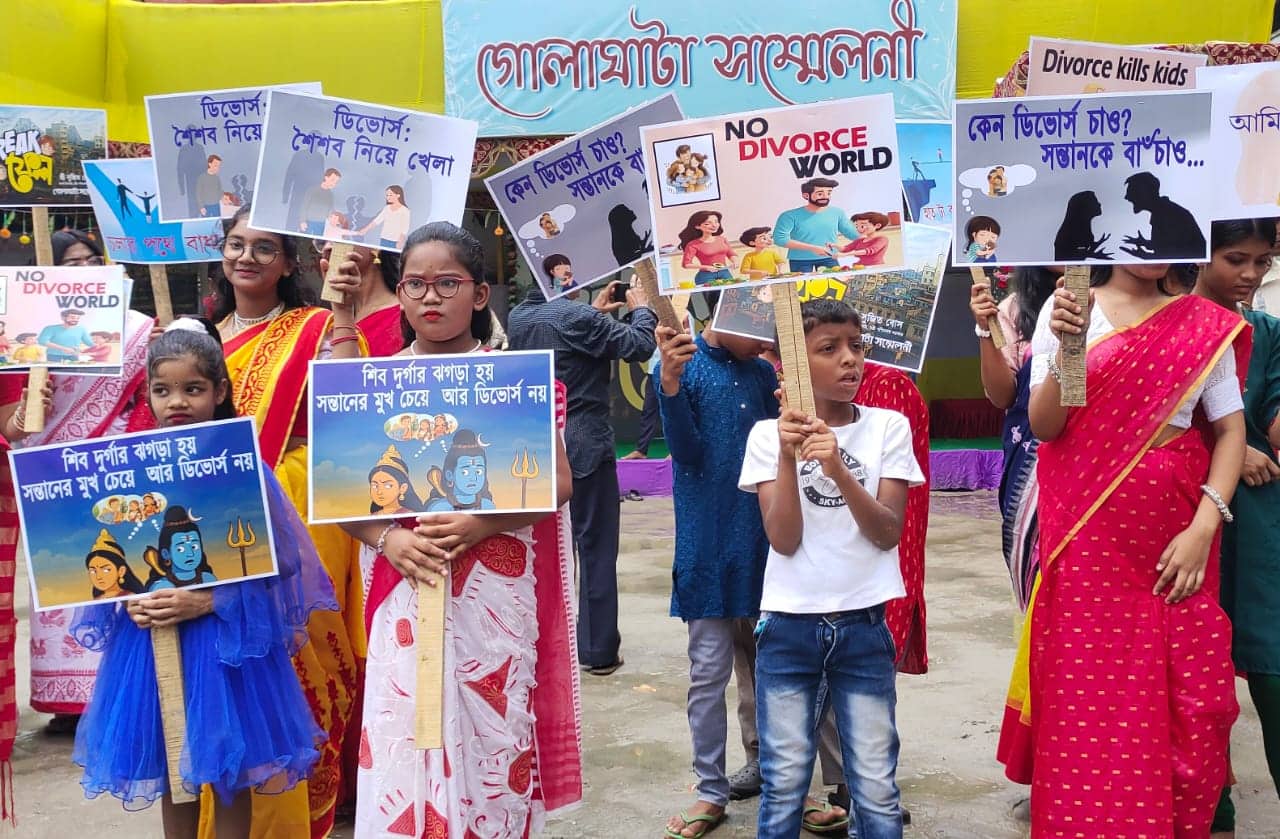  পুজোর থিম শিল্পী মানস রায় বলেন,"ডিভোর্সের বিরুদ্ধে আমরা বলতে পারি না। কারণ এটা আইনি ব্যাপার। আমার পুজোয় আমি দেখানোর চেষ্টা করব শৈশবকে সঠিক ভাবে রক্ষা করতে অবশ্যই ডিভোর্স নিয়ে ভাবতে হবে।"