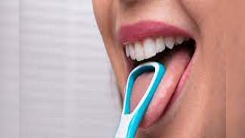 এখন নানারকম জিভছোলা বা টাং স্ক্র্যাপার (tongue scraper) পাওয়া যায়৷ দাঁত মাজার পর সেটা দিয়ে জিভ পরিষ্কার করুন৷ তার পর ভাল করে কুলকুচি করে নিন৷ প্রতি বার ব্যবহারের পর জিভছোলাও ভাল করে ঈষদুষ্ণ জলে ধুয়ে শুকনো করে মুছে রাখুন৷ 