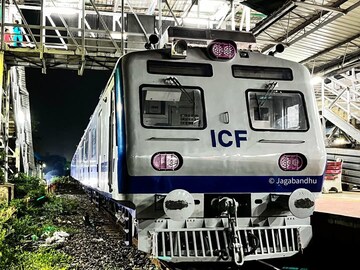 এসি-র হাওয়ায় টোটাল আরামে অফিস যাত্রা! এসি ট্রেন এল কলকাতায়! কবে থেকে শুরু যাত্রা?