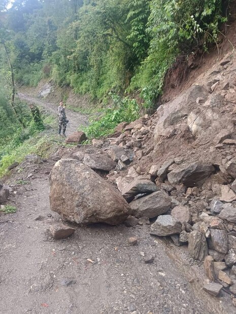 একইসঙ্গে, লিখুবিরের কাছে বড়সড় পাথরধসের ঘটনা ঘটেছে। রাস্তার উপরে জমে উঠেছে পাথর ও ধ্বংসাবশেষ। ঝুঁকি এড়াতে দ্রুত সেখানে পৌঁছেছে বিপর্যয় মোকাবিলা ও সড়ক মেরামতি দল। চলছে মাটি সরানোর কাজ, তবে প্রাকৃতিক বাধায় গতি কিছুটা ধীর।