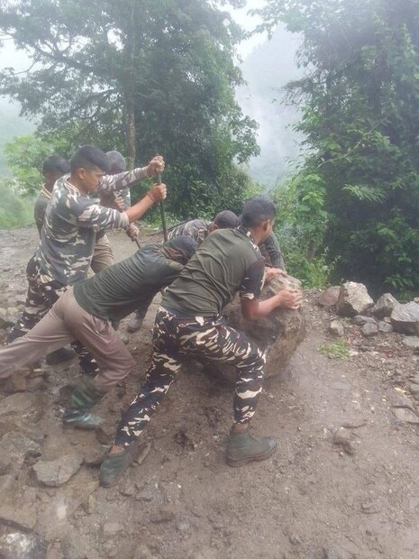 স্থানীয় এক ট্রাক চালক বলেন, “এই রাস্তাটাই আমাদের জীবিকা। বন্ধ থাকলে খাবার, জ্বালানি-- সব কিছু আটকে যায়।’’ প্রশাসনের পক্ষ থেকে সাধারণ মানুষ ও চালকদের বিকল্প রুট ব্যবহার করার পরামর্শ দেওয়া হয়েছে। পাশাপাশি জানানো হয়েছে, যত দ্রুত সম্ভব মেরামতির কাজ শেষ করে যান চলাচল স্বাভাবিক করার চেষ্টা চলছে। (Reporter-- SUROJIT DEY)