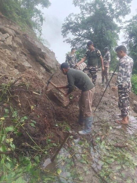 এখন বর্ষার শুরু, সামনে আরও বিপদ লুকিয়ে থাকতে পারে। তাই প্রশাসন এবং স্থানীয়রা এখন আরও সতর্ক, আরও প্রস্তুত। (Reporter-- SUROJIT DEY)