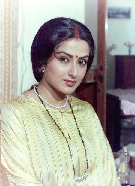 ফিল্মফেয়ারকে দেওয়া এক সাক্ষাৎকারে মৌসুমী চ্যাটার্জী জানান, একবার পরিচালকের অনুরোধে তাকে ঘাঘরা এবং ডিপ গলার ব্লাউজ পরতে হয়েছিল। সেটা ছিল তার জীবনের সবচেয়ে ভয়ঙ্কর বিপজ্জনক অভিজ্ঞতা। তিনি আরও বলেছিলেন যে ওই পোশাকগুলো দেখে মনে হচ্ছিল পুরো নগ্ন হয়ে গেছি। 