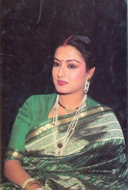 মৌসুমী চ্যাটার্জী আরও বলেন যে তিনি ১৬ বছর বয়স থেকেই চলচ্চিত্রে কাজ করছেন। তিনি খুব অল্প বয়সেই সিদ্ধান্ত নিয়েছিলেন যে তিনি কেবল শাড়ি পরবেন এবং এর সঙ্গে কখনও কোনও আপোস করতে রাজি ছিলেন না। 
