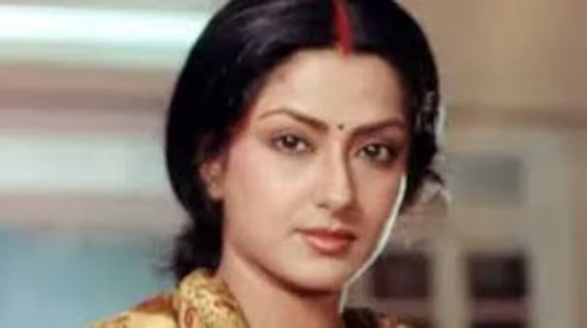 কিন্তু ১৯৭৩ সালে, রাজ খোসলার ছবি 'কাচ্চে ধাগে'-তে এমন কিছু ঘটেছিল যা তাকে লজ্জায় লাল করে দিয়েছিল। বিনোদ খান্না ও কবির বেদির সঙ্গে এই ছবিটি করেছিলেন মৌসুমী।