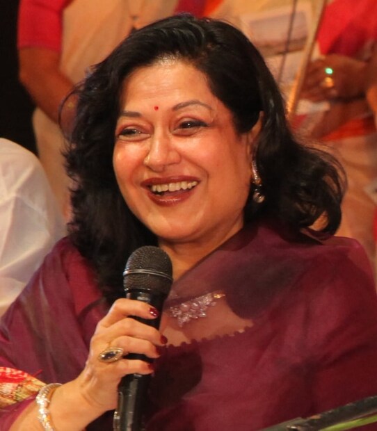 মৌসুমী চ্যাটার্জী বলেন, যে মণি জে রাবরী তাকে ছবিটির জন্য একটি ব্যাকলেস ব্লাউজ এবং ছোট ঘাগরা পরতে দিয়েছিলেন। এমনকি সেদিন তাঁর জন্য তিনি কেঁদেও ফেলেছিলেন।