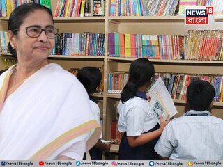 প্রতিটি সেটেই রয়েছে মুখ্যমন্ত্রী মমতা বন্দ্যোপাধ্যায়ের লেখা একাধিক বই। জানা গিয়েছে, প্রত্যেকটি সেটে ১৮ থেকে ১৯টি বই মমতা বন্দ্যোপাধ্যায়ের লেখা।