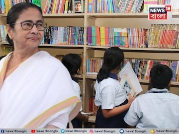 প্রতিটি সেটেই রয়েছে মুখ্যমন্ত্রী মমতা বন্দ্যোপাধ্যায়ের লেখা একাধিক বই। জানা গিয়েছে, প্রত্যেকটি সেটে ১৮ থেকে ১৯টি বই মমতা বন্দ্যোপাধ্যায়ের লেখা।