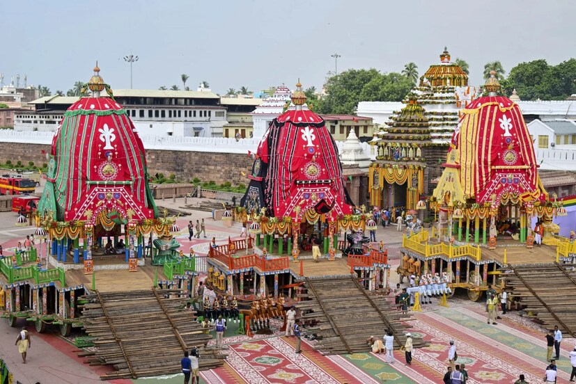 হলুদ কাপড়ের উপর ১১ রকম ফল, ১১ রকম মিষ্টি এবং ১১ টি কড়ি সাজিয়ে রথযাত্রার পুণ্যতিথিতে নিবেদন করুন জগন্নাথদেবকে৷ তাঁর আশীর্বাদ লাভের পথ সুগম হবে৷