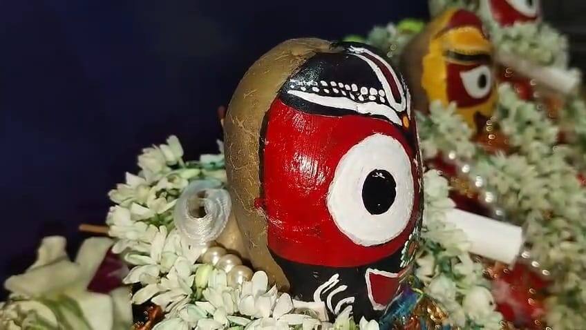  উচ্ছসিত পাড়া প্রতিবেশীদের দাবি, সাধারণত পাথর কিংবা কাঠের উপর এমন কাজ দেখেছেন। কিন্তু চন্দ্রমুখী আলুর উপরও যে এত নিপুণভাবে প্রভুকে আঁকা যায়, এই প্রথমবার দেখা গেল।